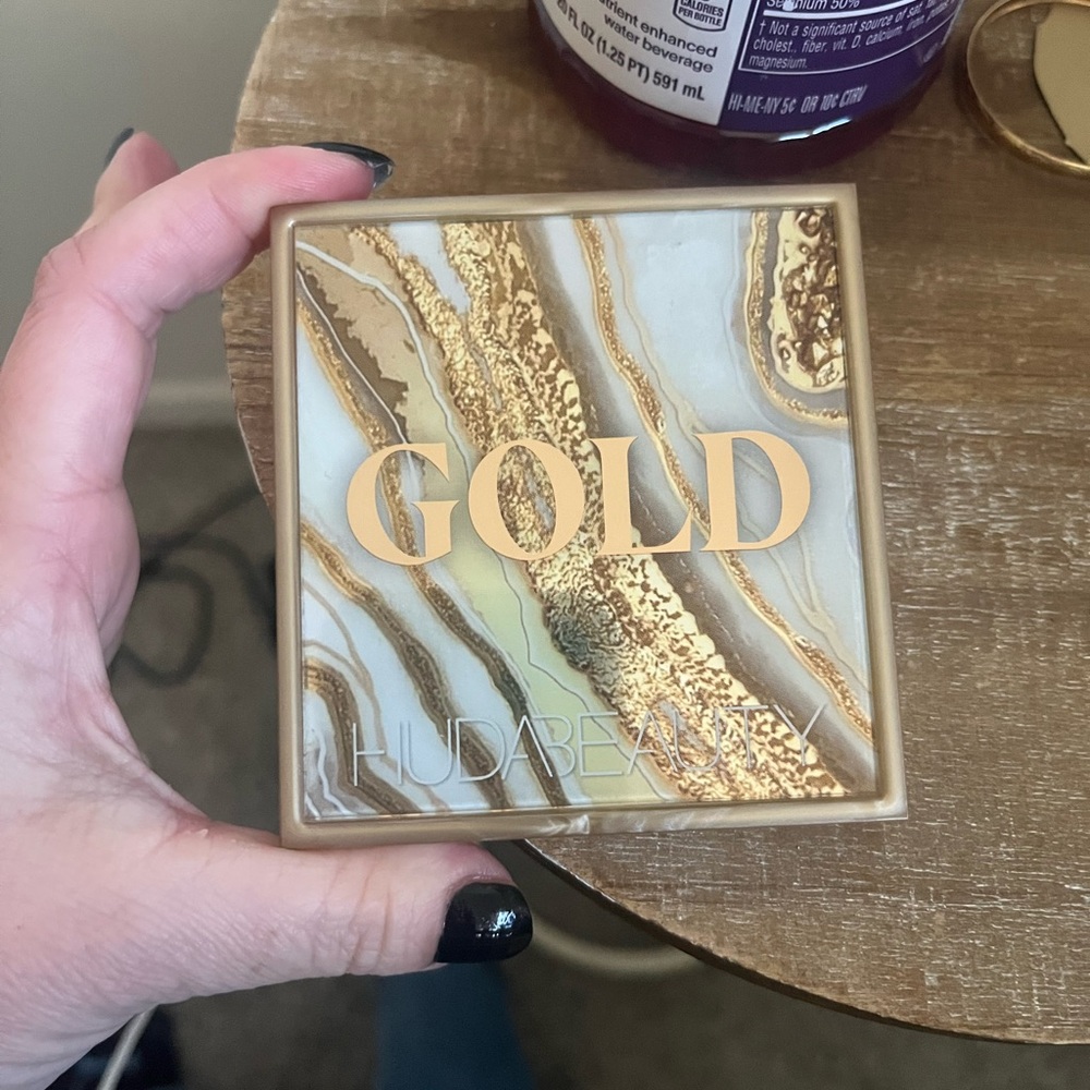 HUDA BEAUTY Gold Marble Eyeshadow Palette